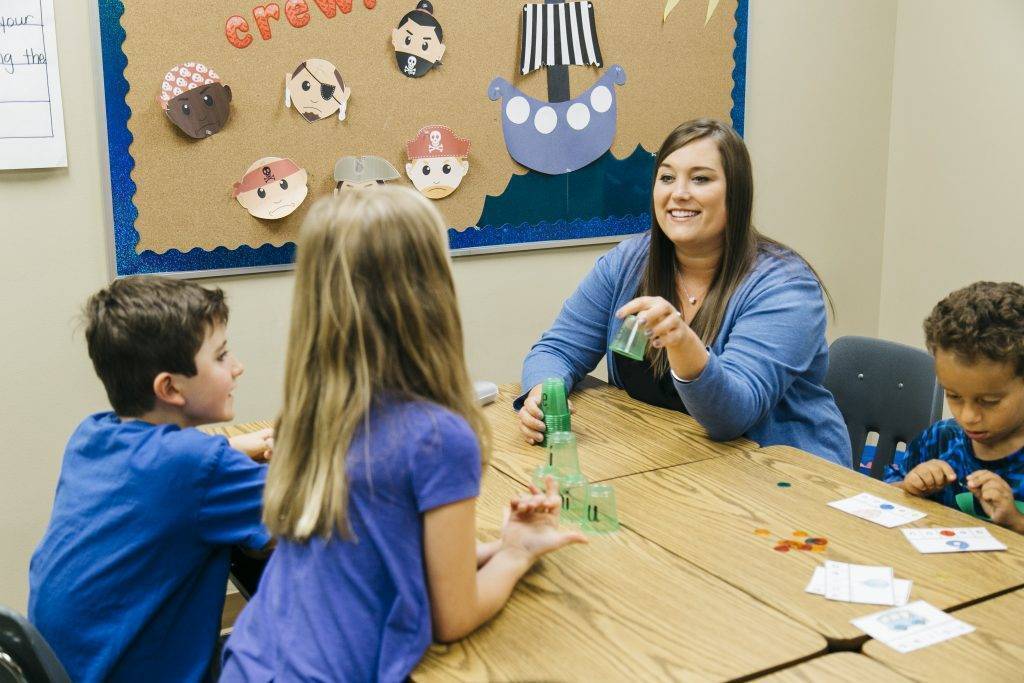 IMG_4703-1024×683 teacher working with students at a table