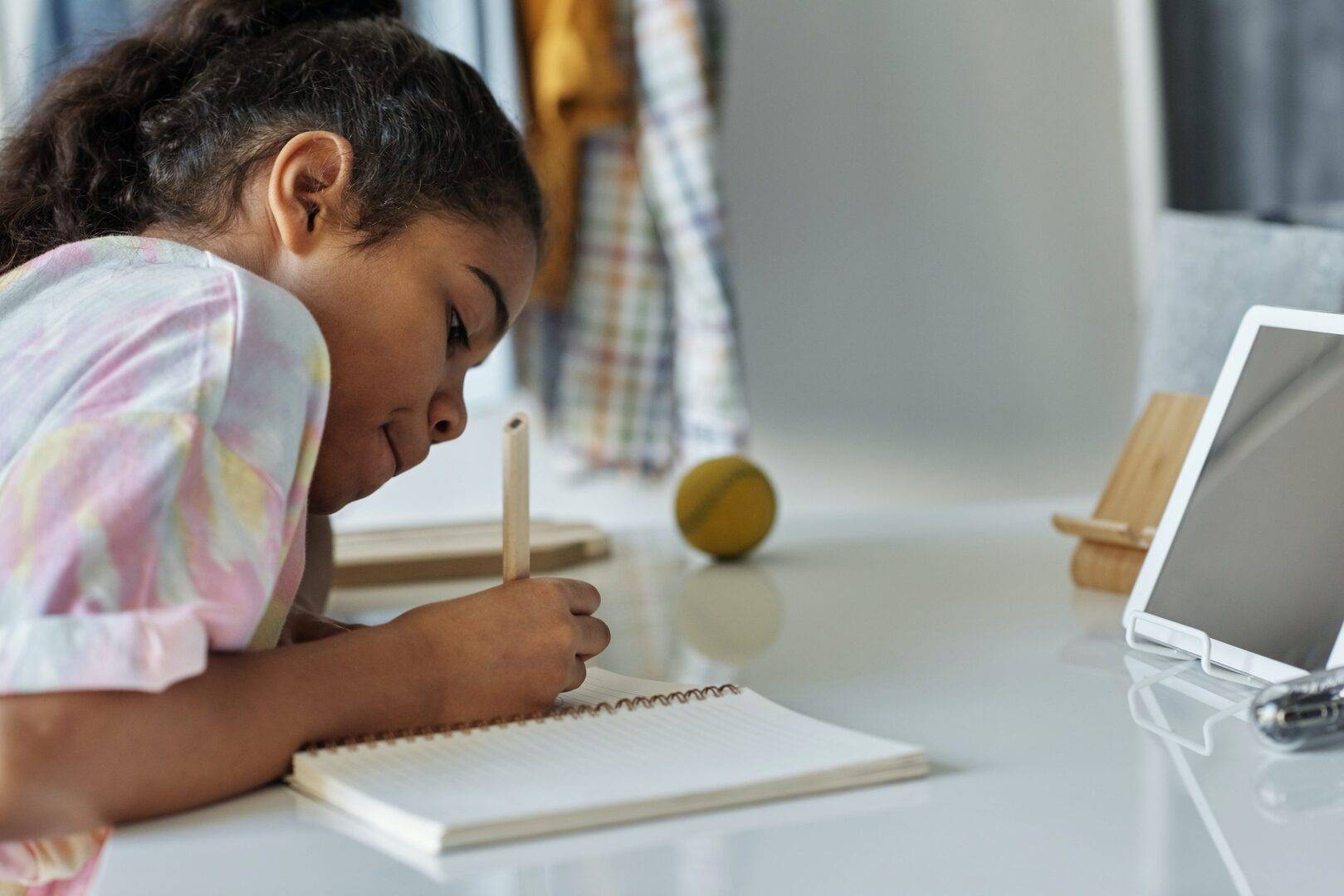 Handwriting help 1 Child sitting at a desk and practicing handwriting skills