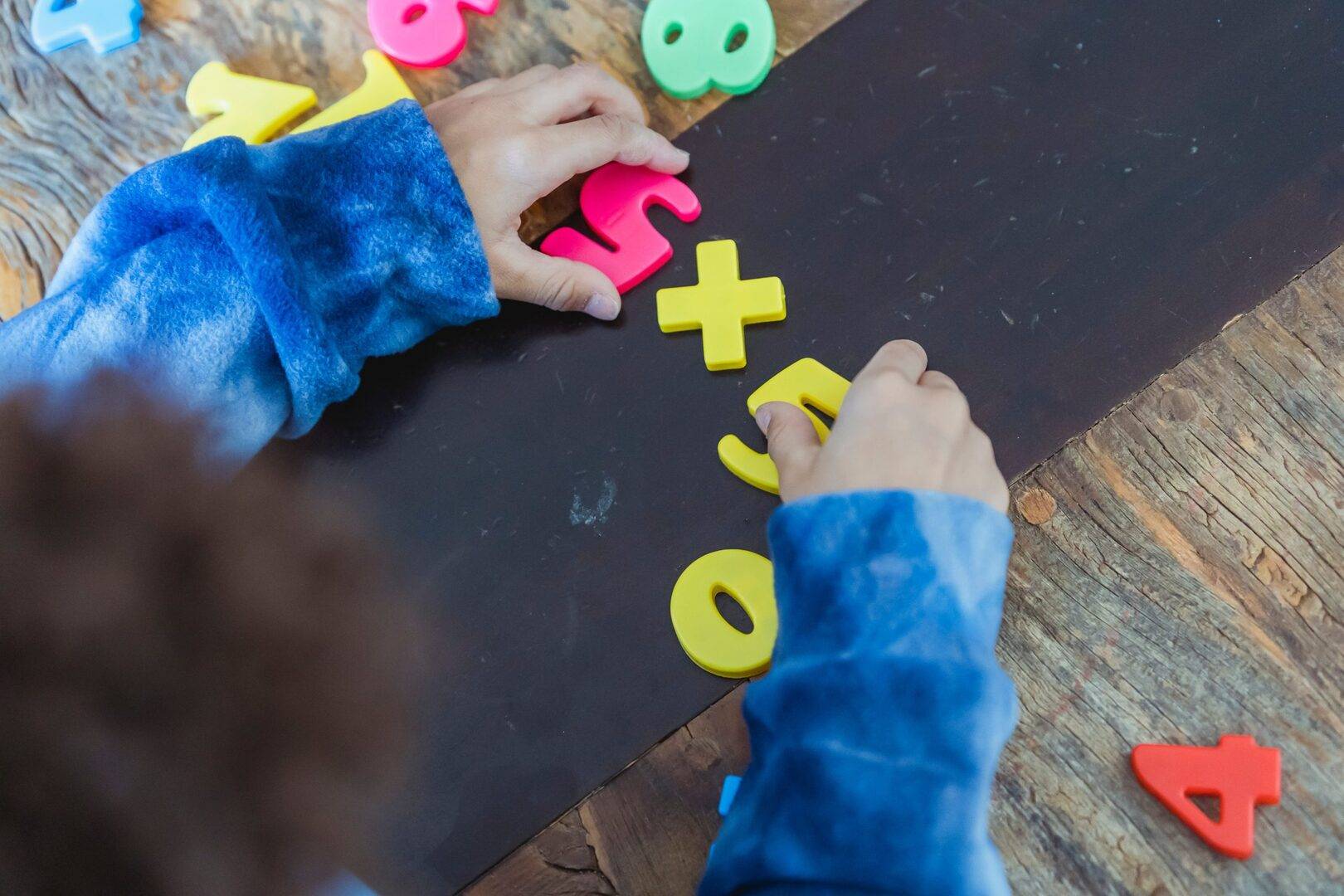 child playing with number blocks